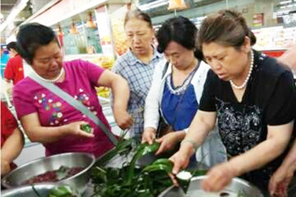 朝陽店顧客包粽子比賽.jpg 朝陽店顧客包粽子比賽.jpg