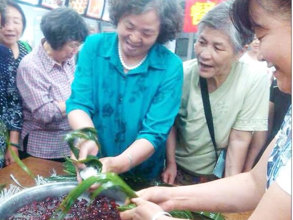 興華店顧客包粽子比賽.jpg 興華店顧客包粽子比賽.jpg